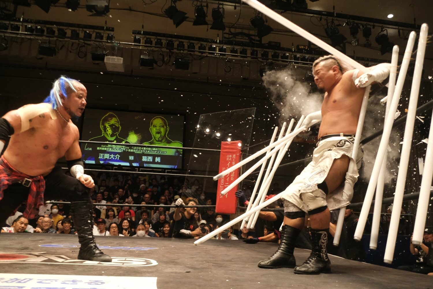 ロープに張り巡らせた蛍光灯に正岡を打ち付ける葛西