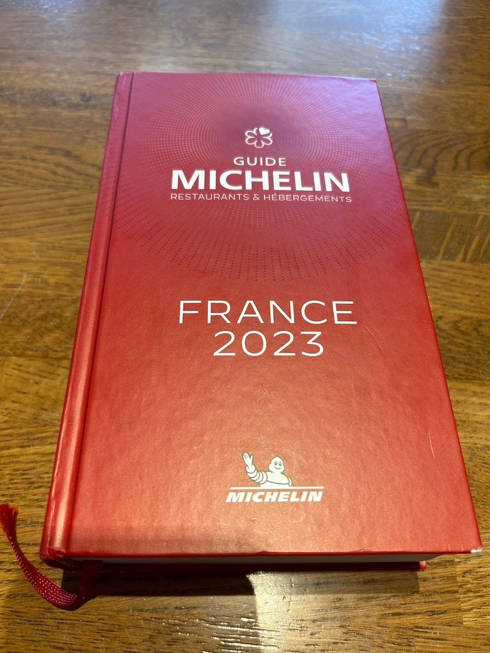 リヨンの駅で出会ったミシュランガイド。1264ページの大ボリュームである