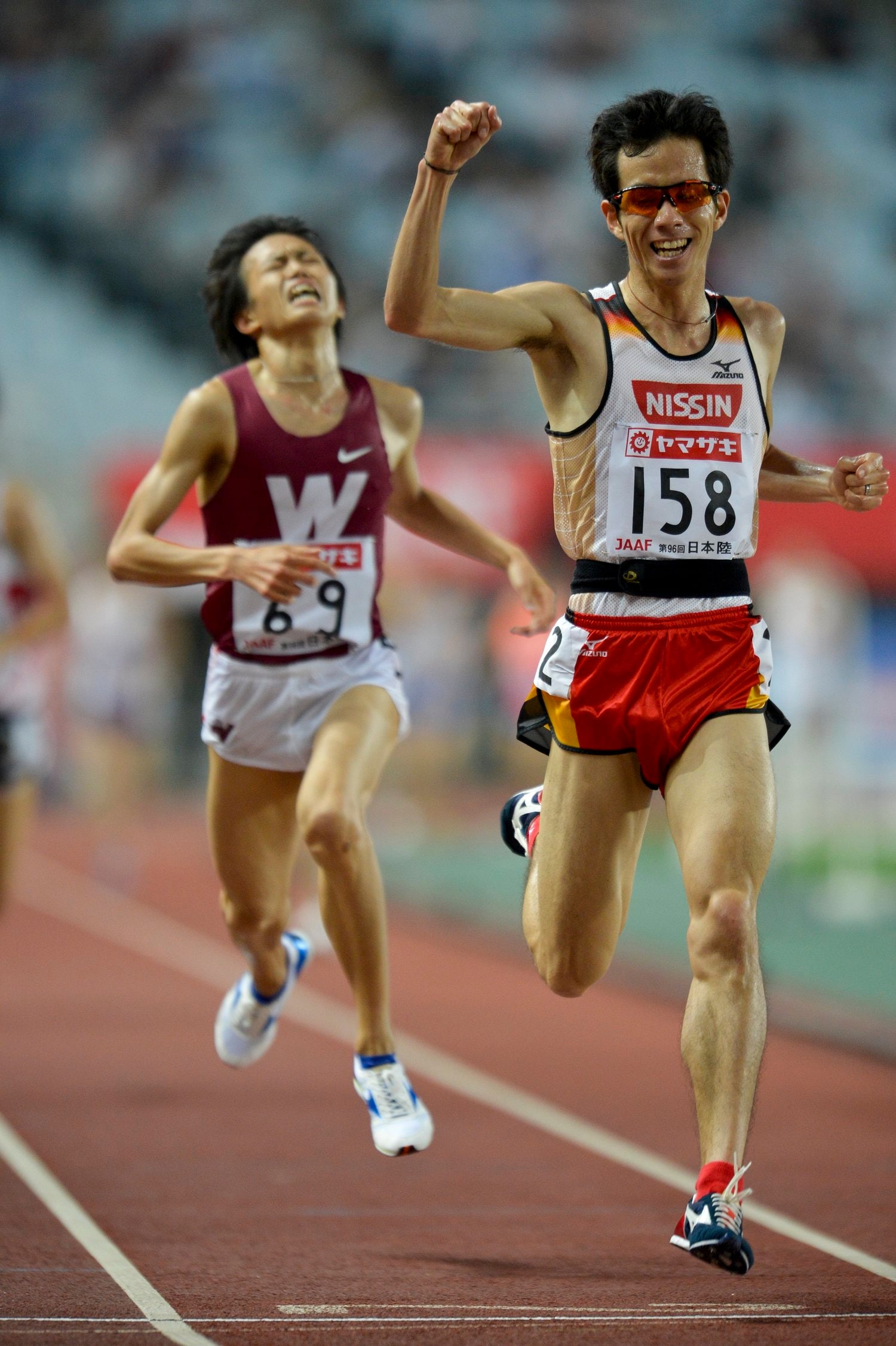 ロンドン五輪選考会を兼ねた日本陸上競技選手権・男子10000mで佐藤悠基（前）にわずか及ばず、表情を歪めた　©Asami Enomoto