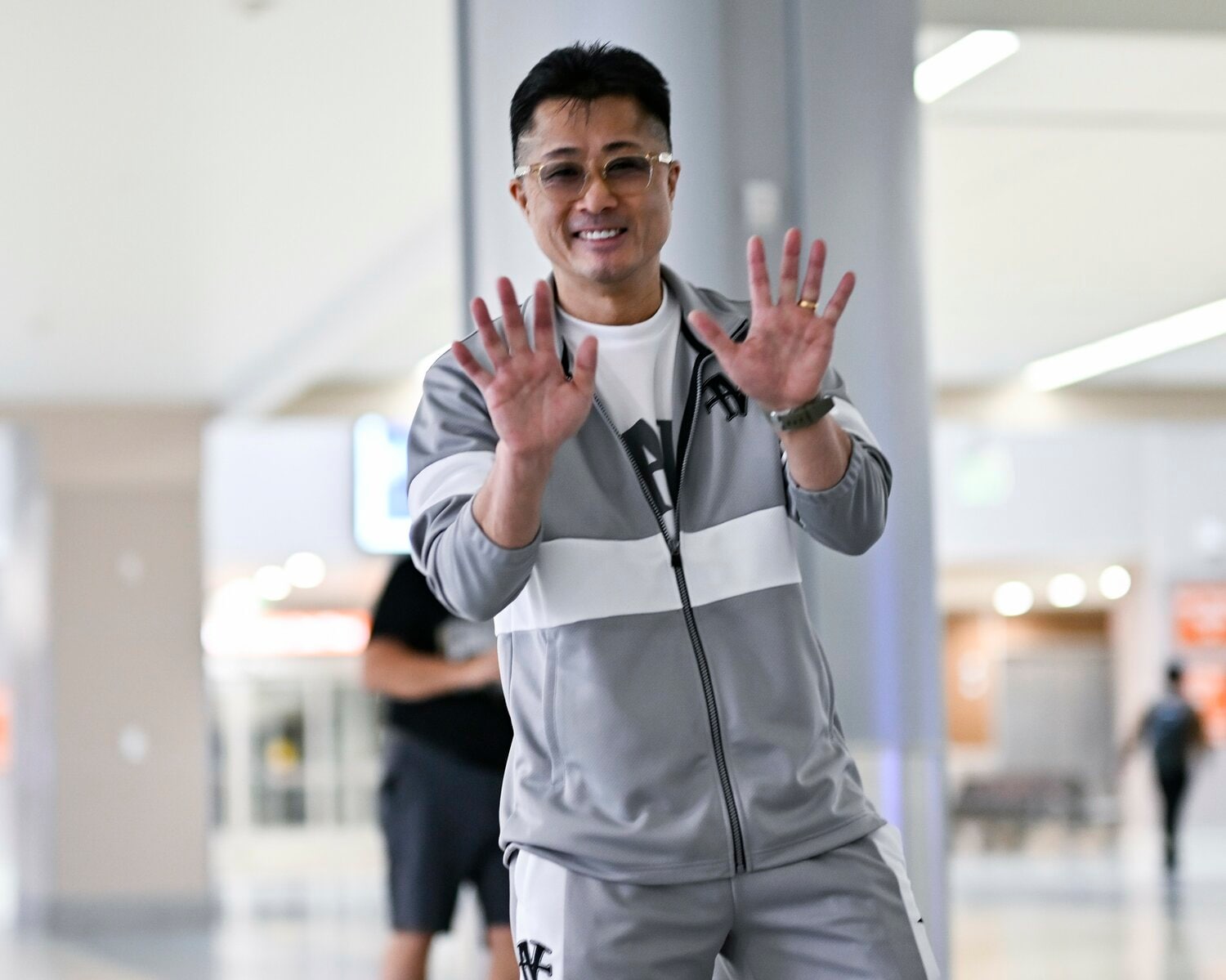 現地4月30日、試合の4日前。1日遅れで到着したラスベガスの空港で井上尚弥と真吾トレーナーに遭遇 ©Hiroaki Finito Yamaguchi
