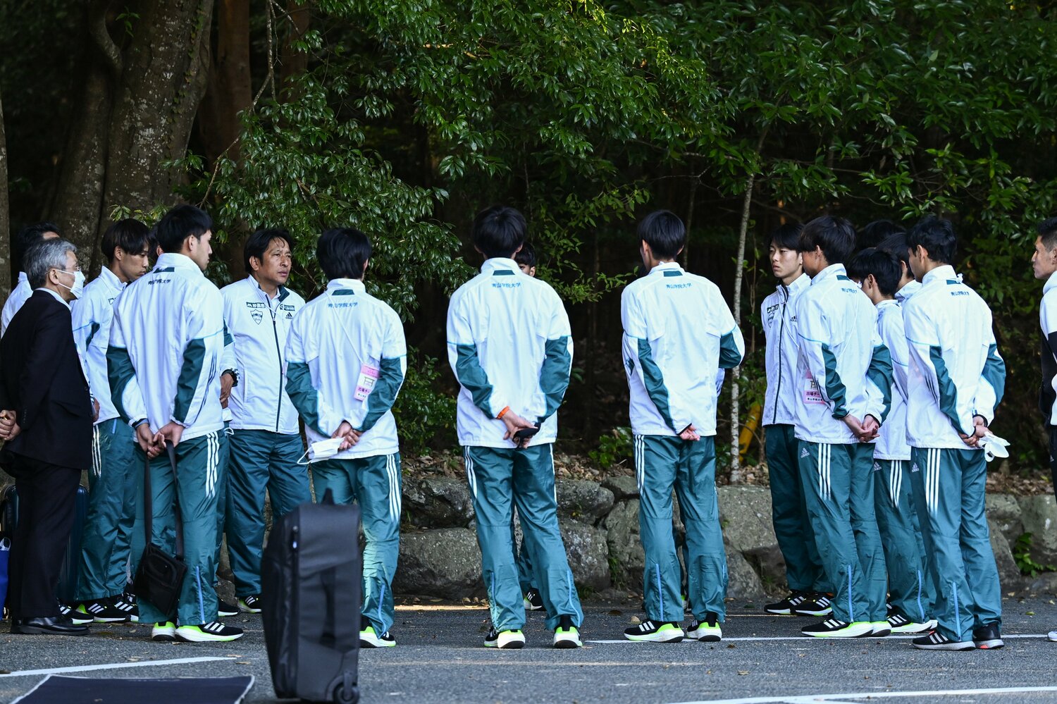 3位に終わった全日本大学駅伝。レース後に選手たちとミーティングを行う青学大・原晋監督　©Nanae Suzuki