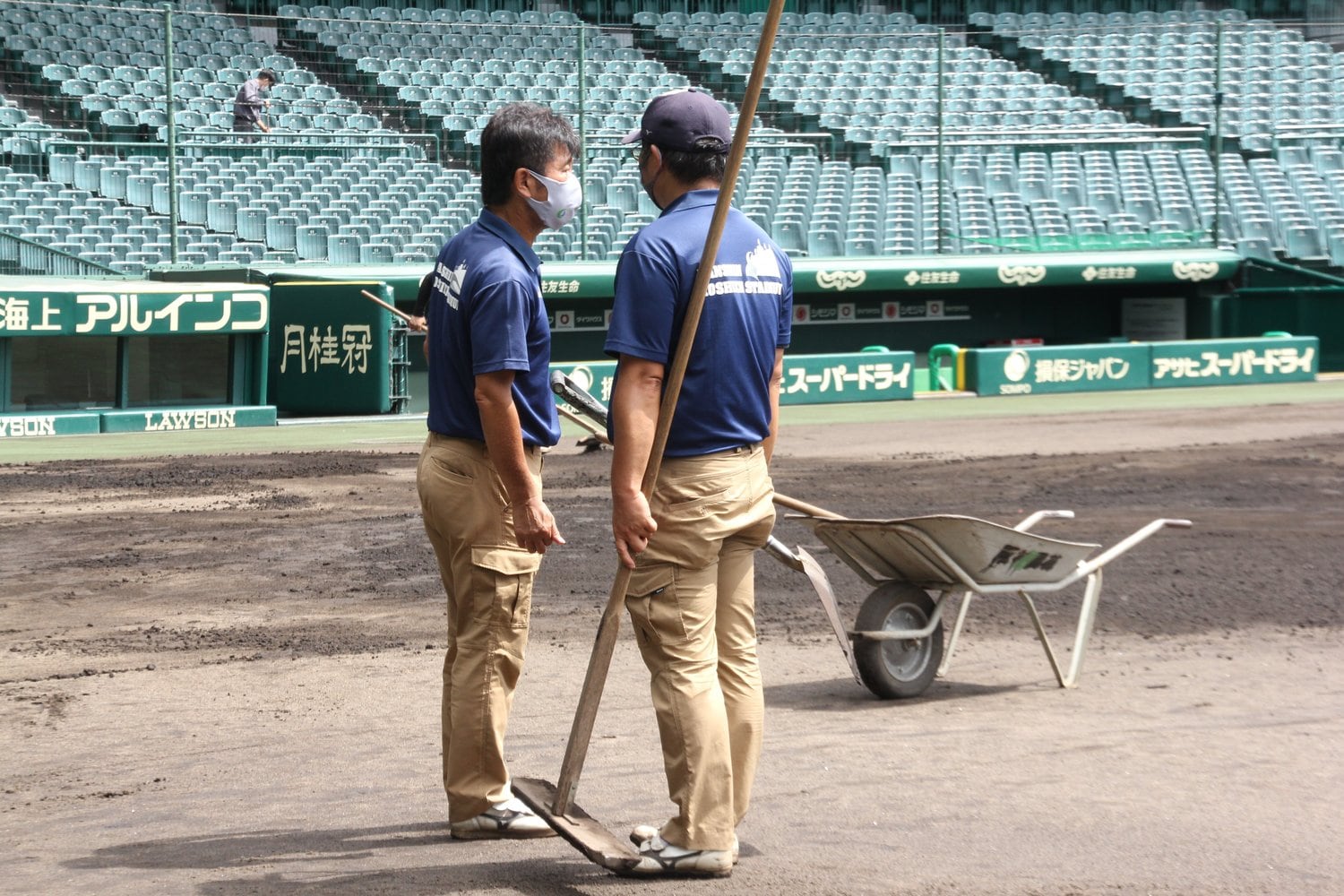 整備中にコミュニケーションを取る金沢さん。取材日も陽が差すと暑さを感じる気温だった