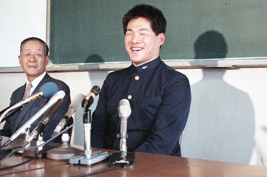 長嶋茂雄と巨人に憧れた18歳「外れドラ1確約」を裏切られ…“絶対入りたくない”中日ドラ2「アンタは顔で落ちた」母の冗談に山崎武司は笑った<Number Web> photograph by Sankei Shimbun