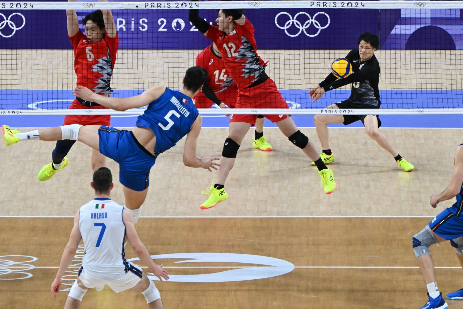 アレッサンドロ・ミキエレットのスパイクを拾う山本智大 ©︎PA Images/AFLO