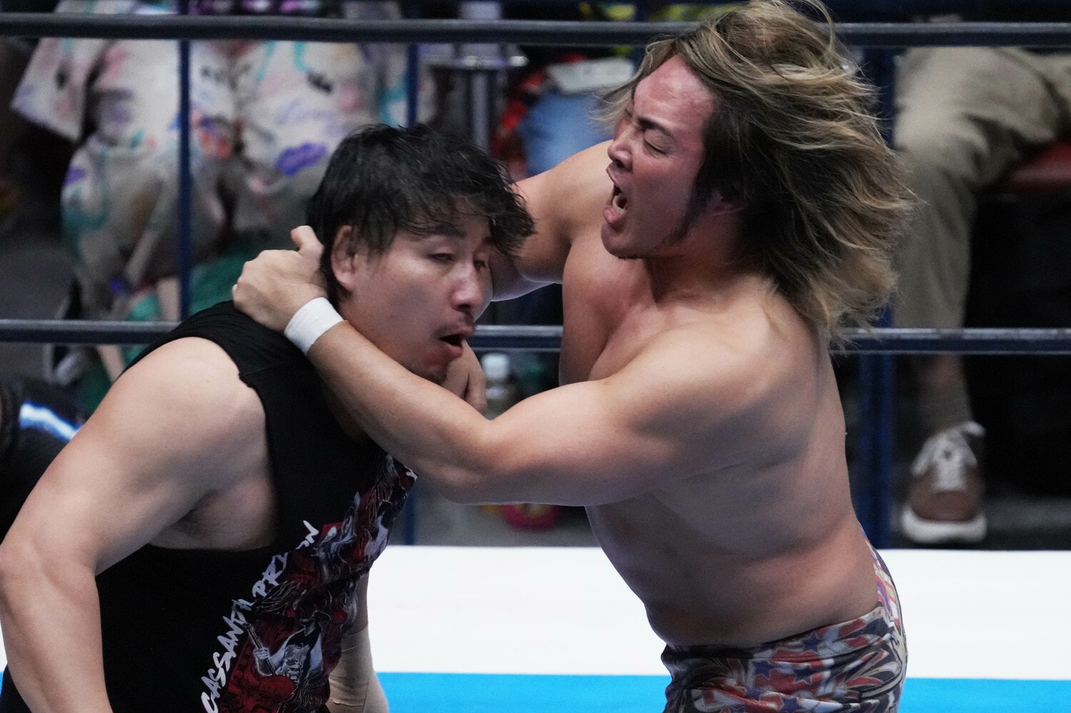 高橋裕二郎にエルボーを見舞う棚橋弘至　©Essei Hara