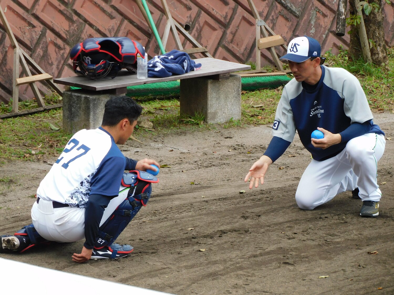 2月のヤクルト沖縄キャンプ、キャッチング練習する中村。右は昨年現役引退した嶋基宏コーチ ©Haruka Sato