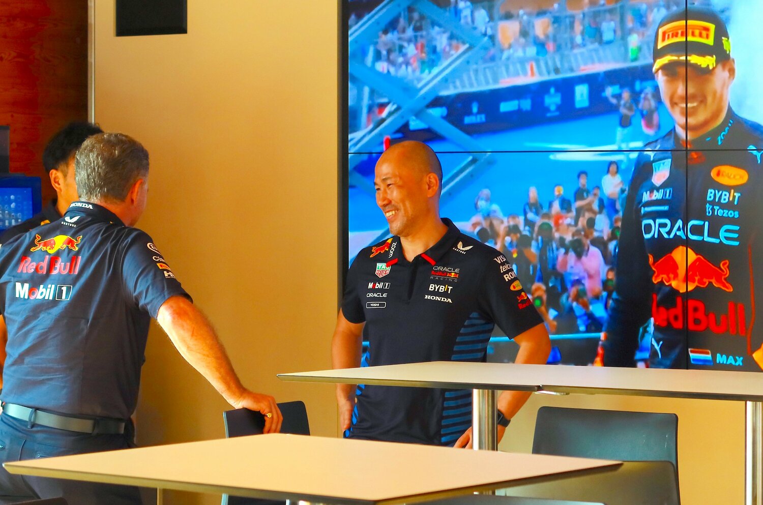 エミリア・ロマーニャGPでのフェルスタッペンの勝利を見届け、クリスチャン・ホーナー代表らと談笑するHRCチーフメカニックの吉野氏　©Masahiro Owari