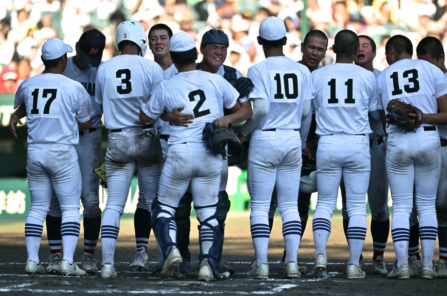 「打球が落ちた地点は…」甲子園で紛糾した“誤審問題”…準々決勝・横浜vs県岐阜商で話題の「あのプレー」を現役審判員はどう判断した？＜Number Web＞ photograph by Hideki Sugiyama