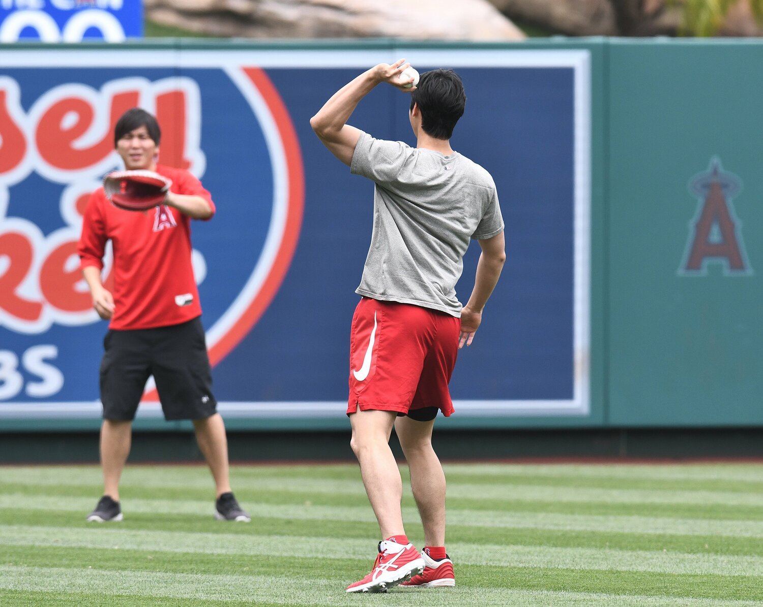 2018年の故障者入りの際にはキャッチボールの相手役も　©AFLO