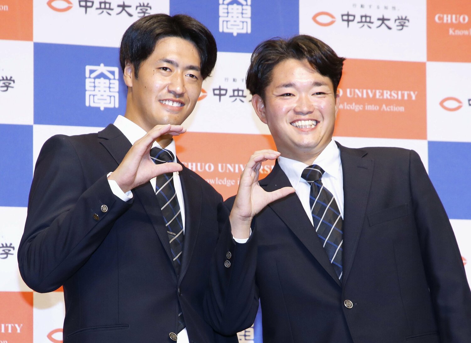 昨年のドラフト当日、巨人1位の西館勇陽（左）と石田　©KYODO