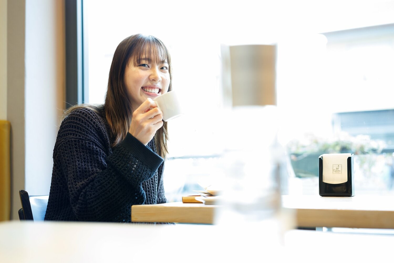 イタリア生活にも慣れたという関。近くのカフェでリラックスする姿も（昨年11月撮影）©︎Takahisa Hirano