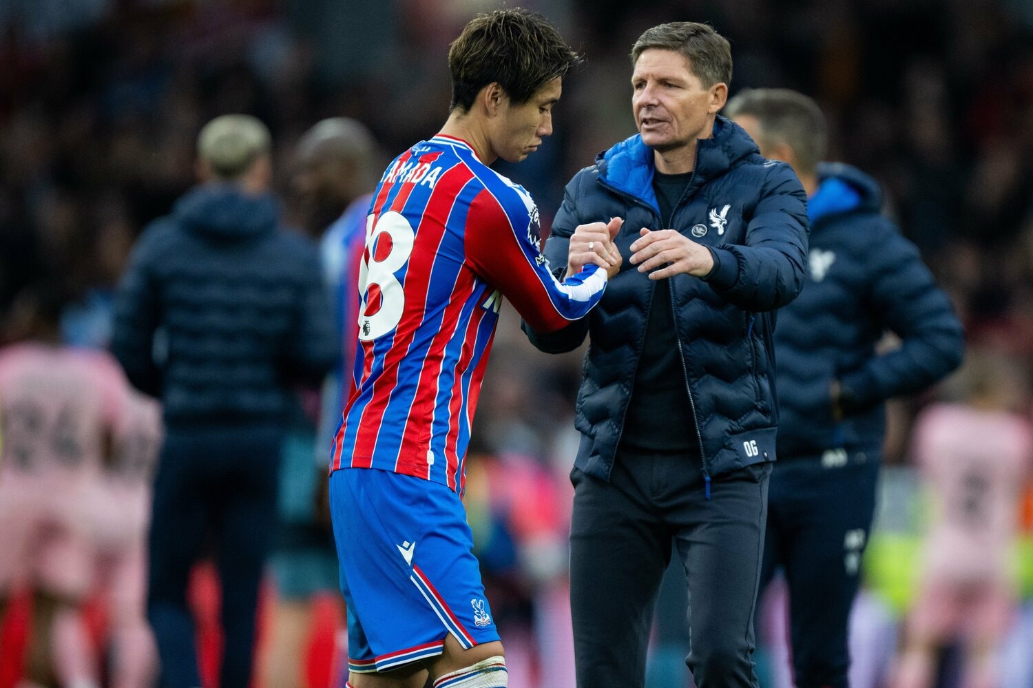 グラスナー監督と握手する鎌田　©Getty Images