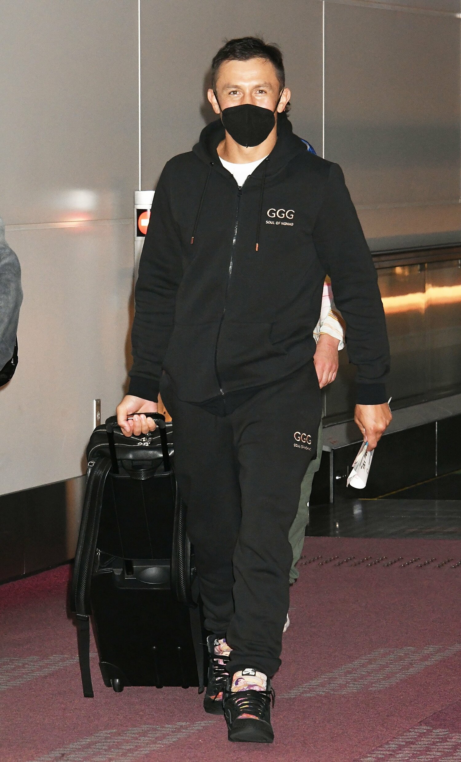 羽田空港に到着したゴロフキン。柔和な笑みを浮かべていた　©Getty Images