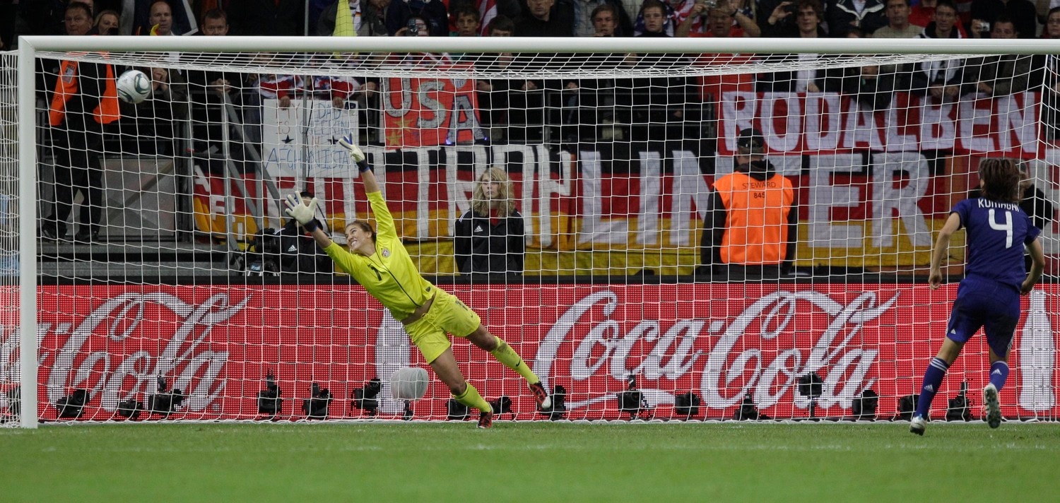 「コースえぐい」と再び脚光を浴びた2011年女子W杯決勝のPK戦。世界一が懸かった4人目を託された熊谷はゴール左上に豪快に蹴り込んだ　©︎AP/AFLO