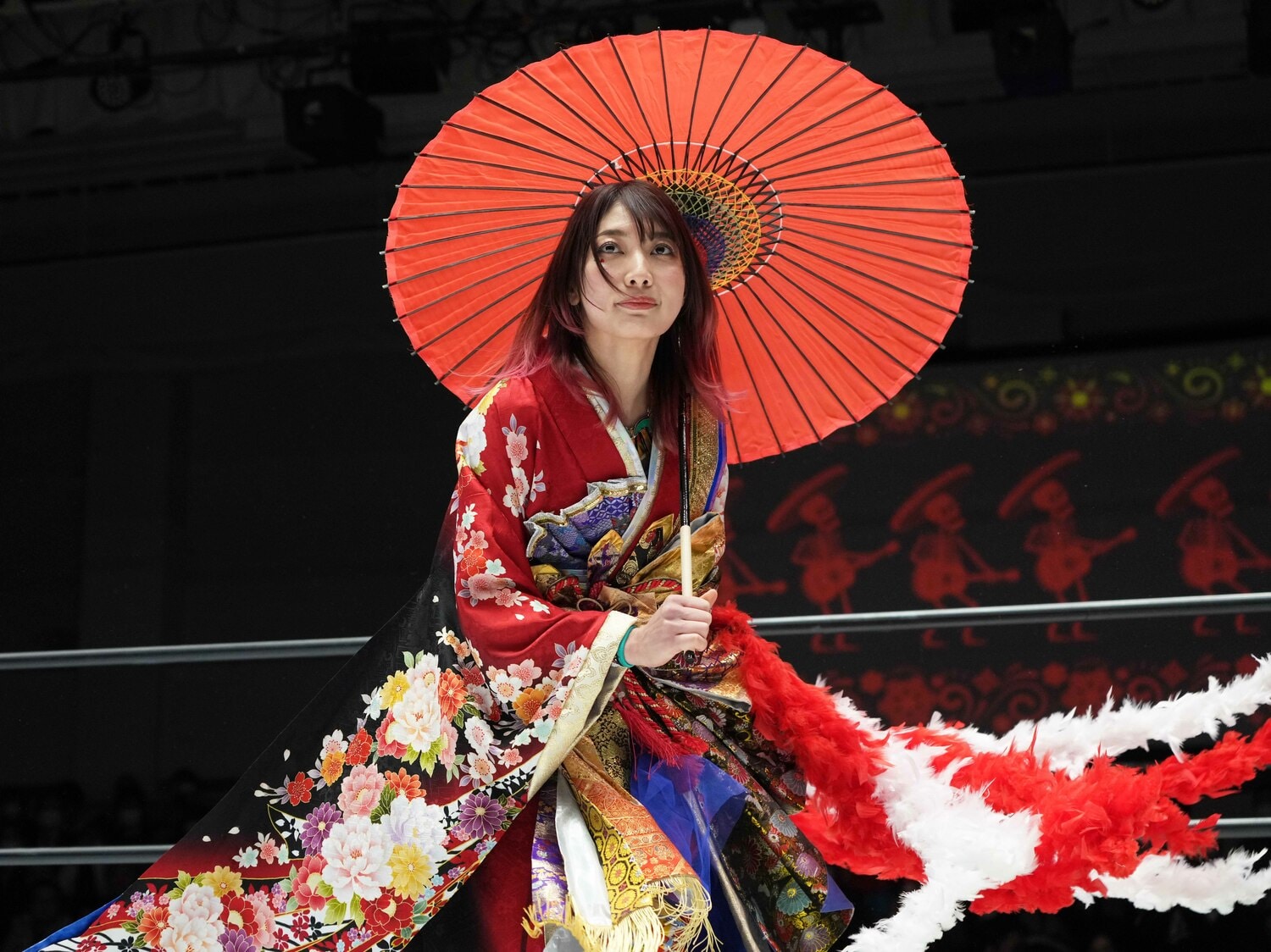 入場する向後桃。スクリーンでは骸骨たちがマリアッチしている　©Essei Hara