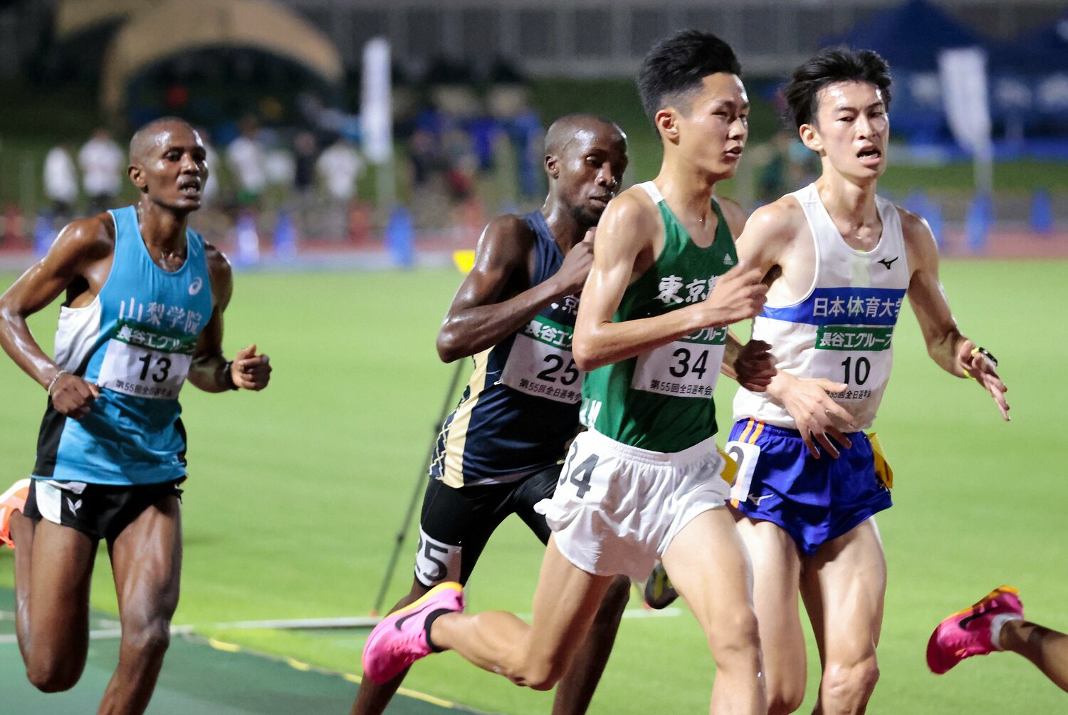 全日本大学駅伝関東地区選考会。最終の4組で、日本人選手1位に入った東農大1年の前田和摩（34番）　©Asahi Shimbun