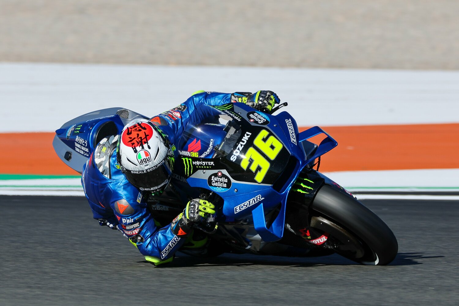 日の丸をイメージしたミルのヘルメットには「感謝」の文字が目立った　©Satoshi Endo