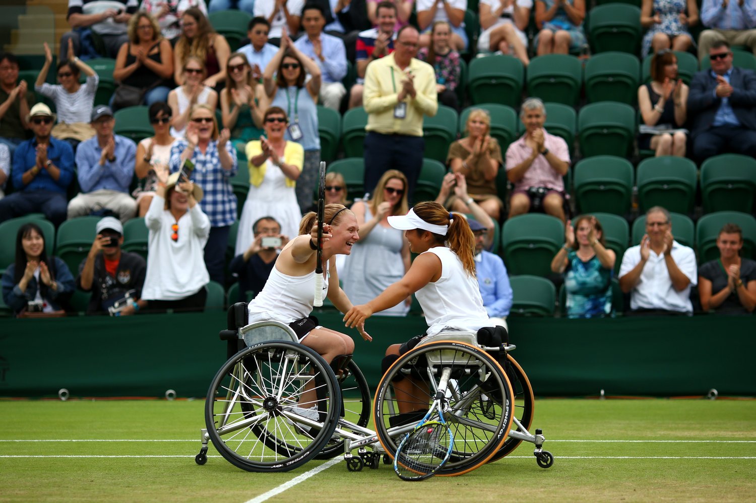 観客に祝福される上地　©Getty Images