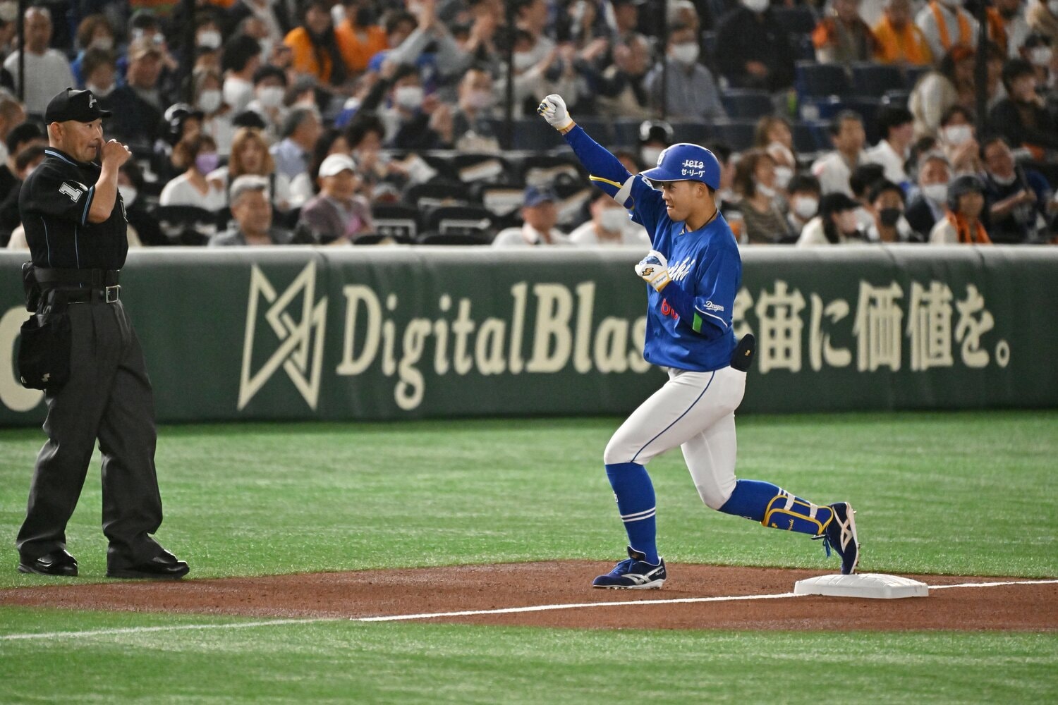 塁上でガッツポーズを見せる岡林　©︎Hideki Sugiyama