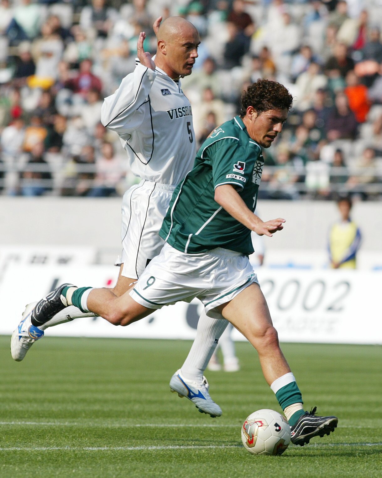 ヴェルディ時代のマルキーニョス。シジクレイ（神戸）との競り合いに勝ってシュートを放つ　©JIJI PRESS