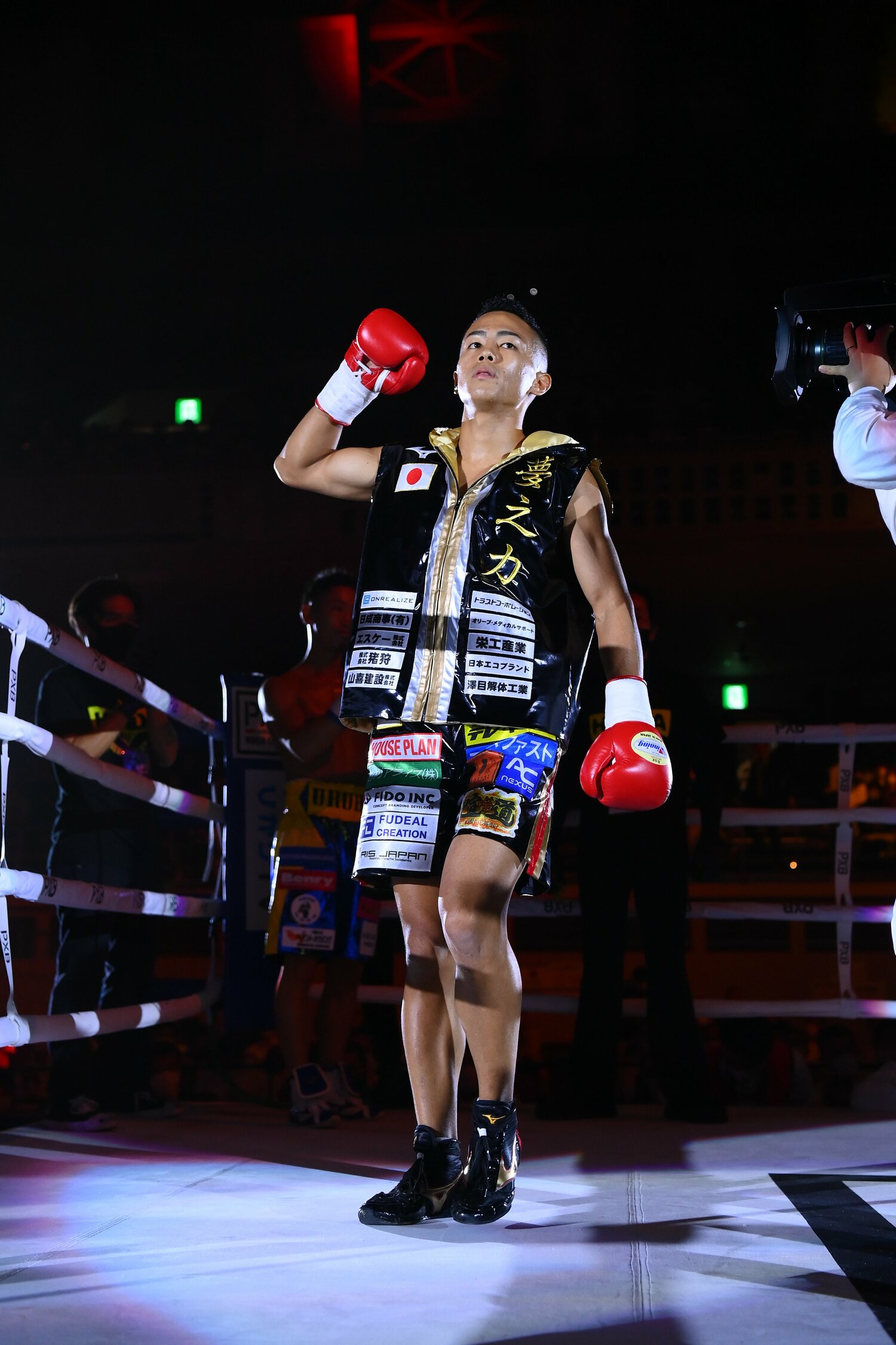 「夢之力」（＝POWER OF DREAM）と書かれたベストを纏っての登場