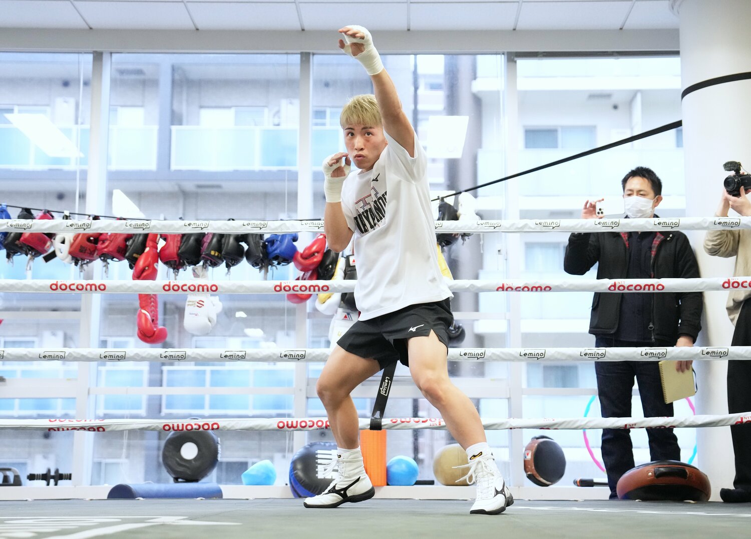 井上尚弥のシャドーボクシング。ジャブの軌道や距離感を念入りにチェックする　©Naoki Fukuda