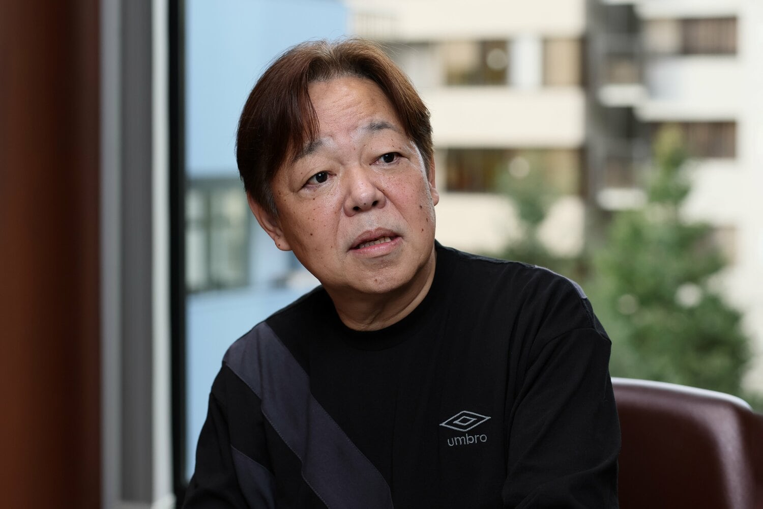 当日は朝に会場入りし、持参したマイクをセッティングする。一日の進行とオペレーションを確認し、資料を整理して夕刻の開始に備える ©Shigeki Yamamoto