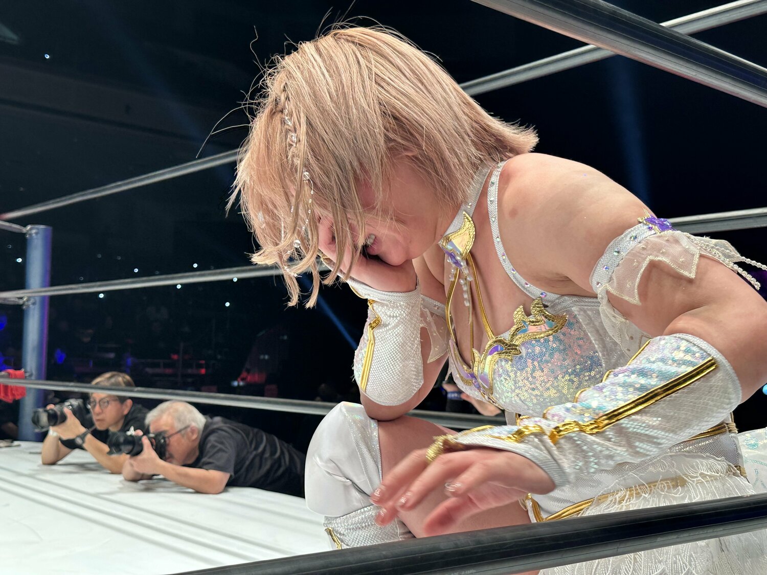 うずくまる上谷を前に、顔を覆うたむ