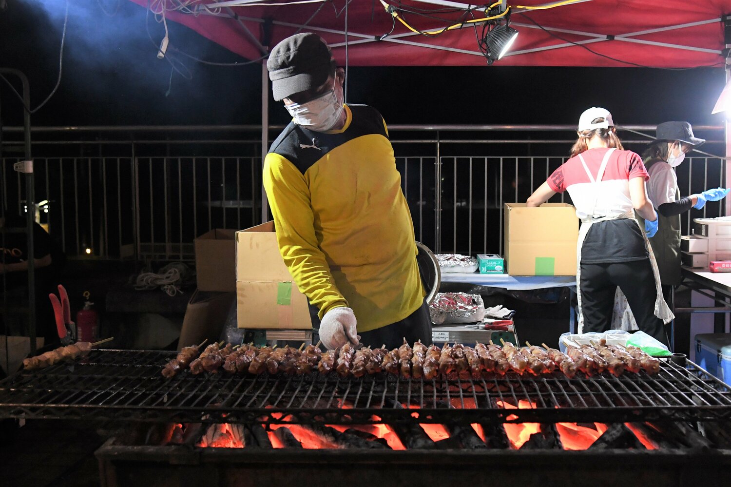 店頭でハムを焼く『五浦ハム』小泉社長