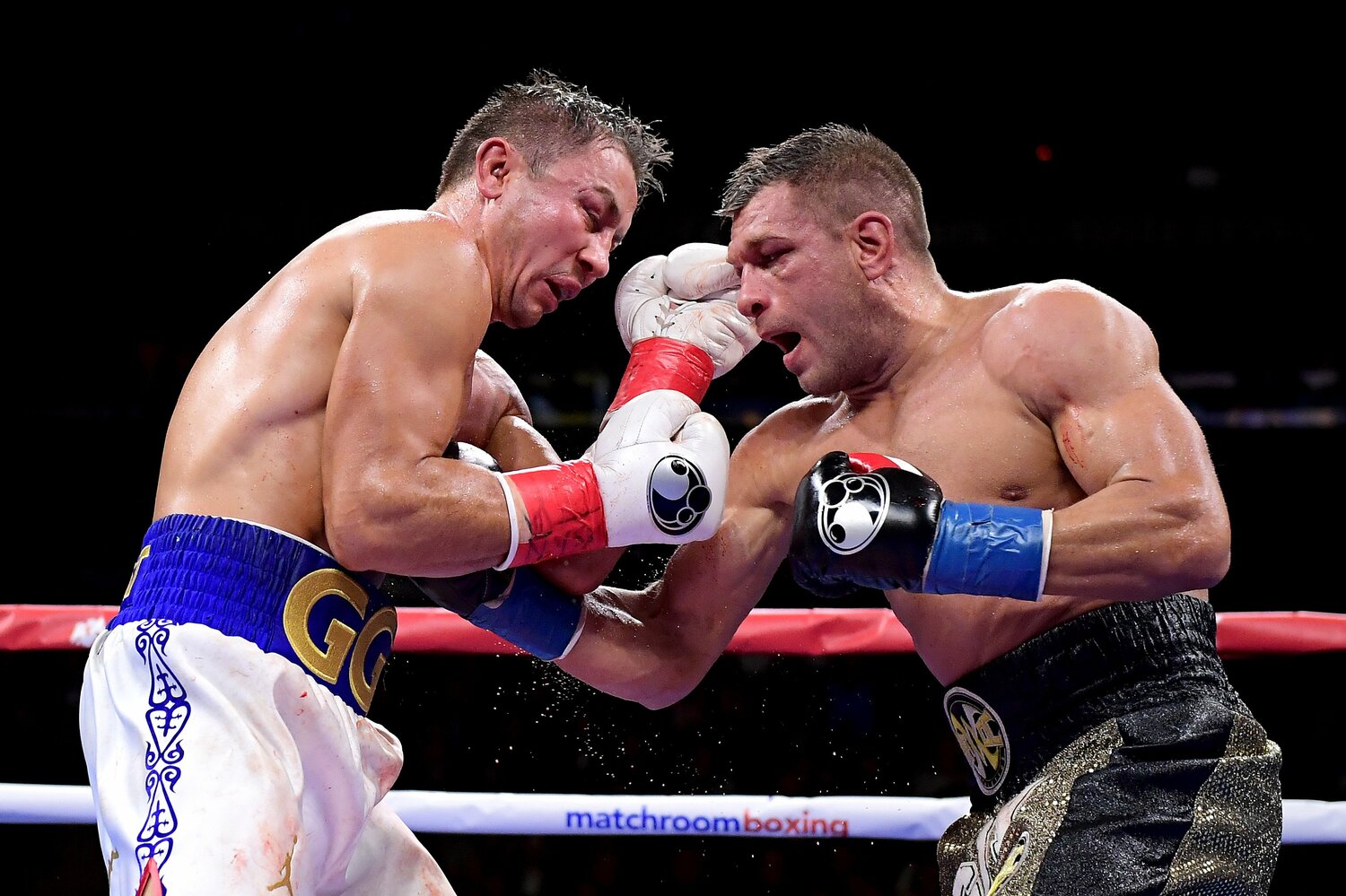 セルゲイ・デレフヤンチェンコのボディを受けて顔をしかめるゴロフキン　©Getty Images