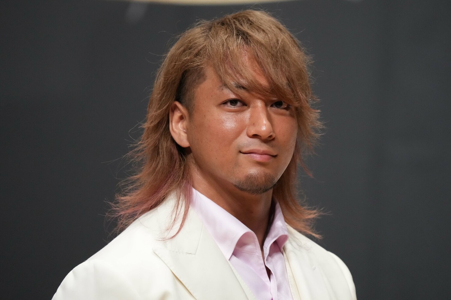 白いスーツ姿で『G1 CLIMAX 33』の記者会見に臨んだ海野翔太