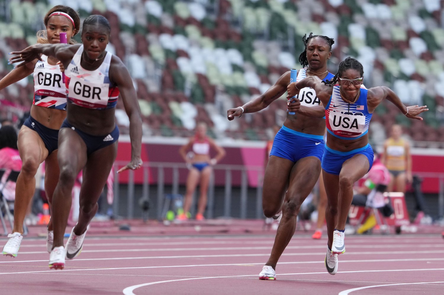 4×100リレー予選を走ったガードナー。アメリカは予選を通過し、決勝で見事銀メダルに輝いた　©AFLO