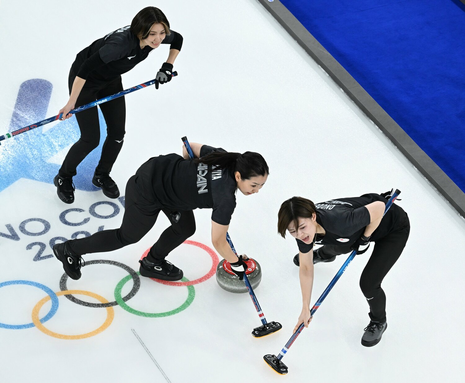 中国戦でスイープする近江谷杏菜と小野寺佳歩 ©JIJI PRESS