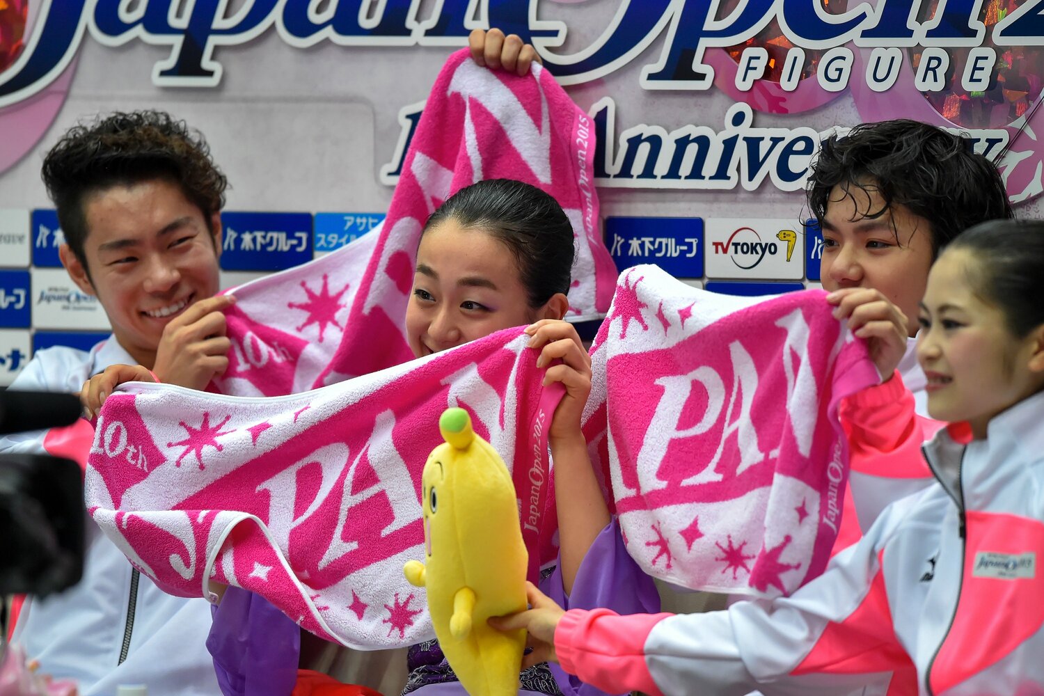 2015年のジャパンオープンにて。左から村上大介、浅田真央、宇野昌磨、宮原知子　©Getty Images