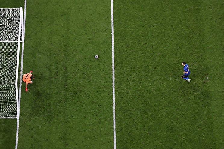 完璧にタイミングをずらしたジョルジーニョの“決勝PK”©Getty Images