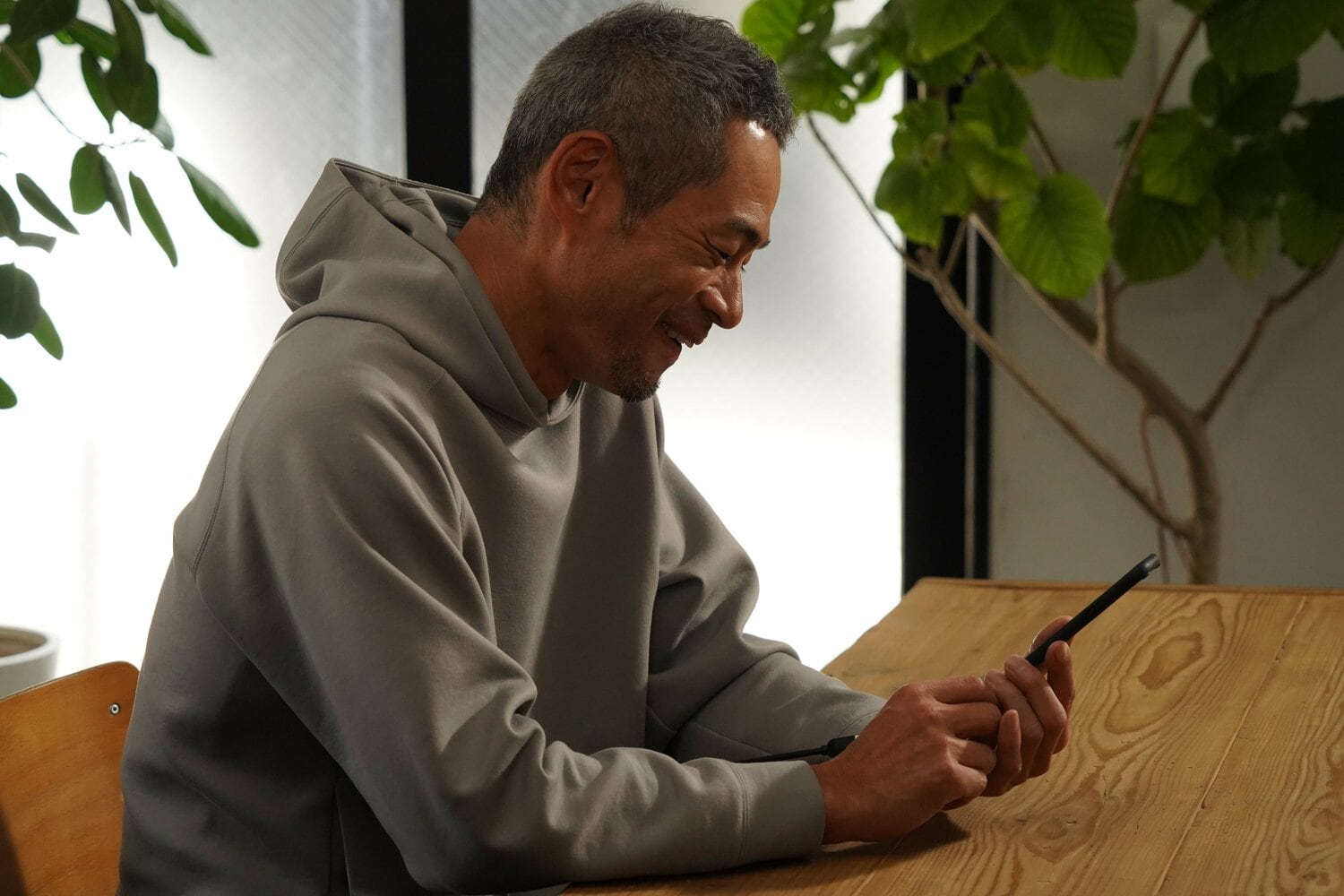 バットやグラブを手にしている印象の強いレジェンドがスマホを持つ姿は新鮮だ ©Konami Digital Entertainment