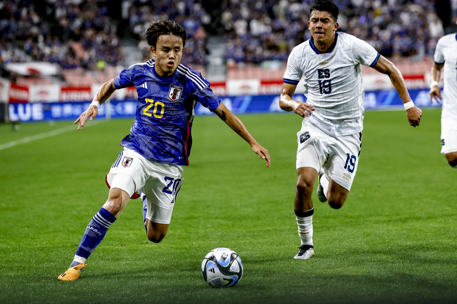 何度も危険なエリアに侵入する久保建英　©︎Kiichi Matsumoto