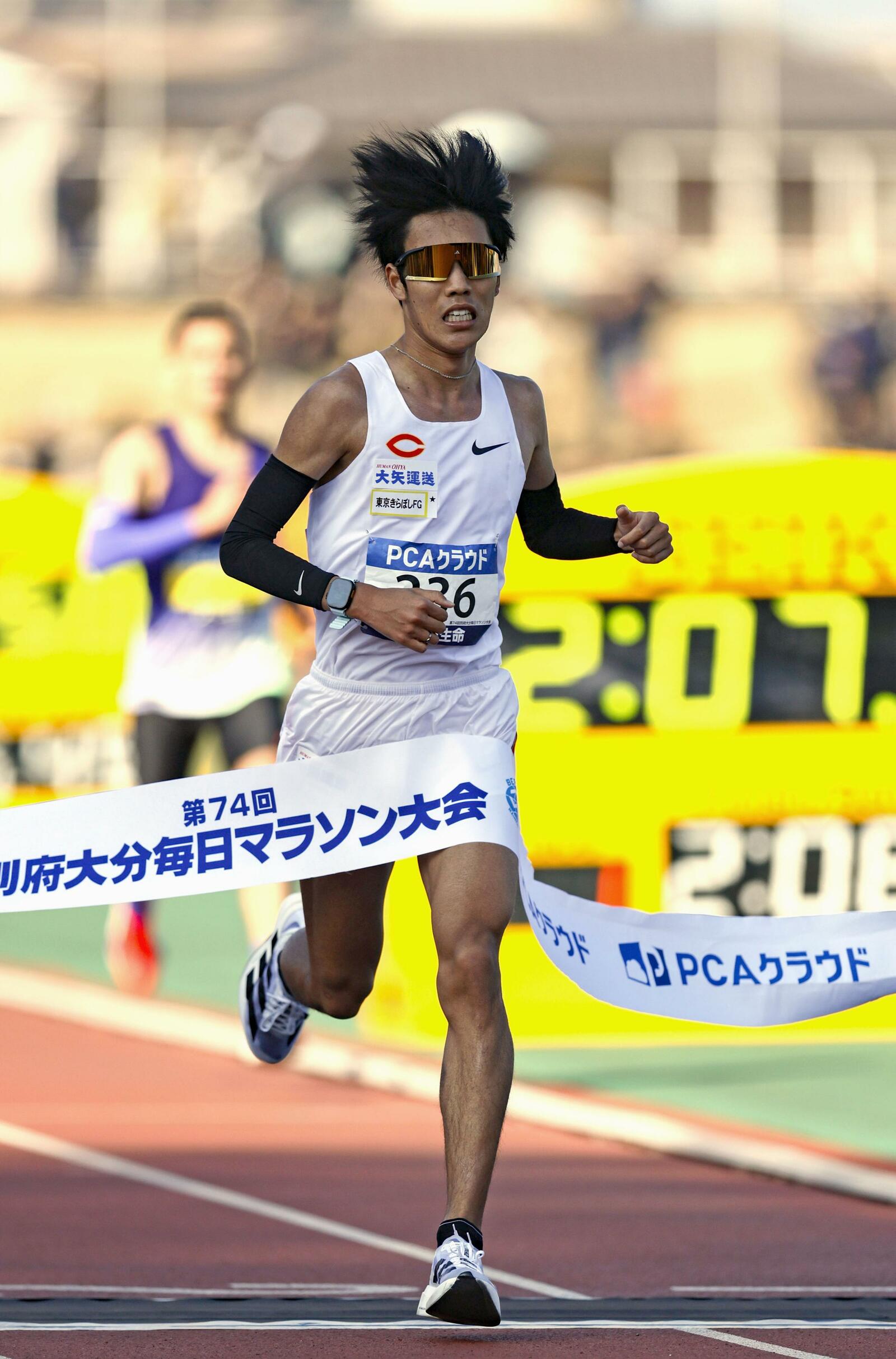 別府大分毎日マラソンでゴールする溜池 photograph by KYODO