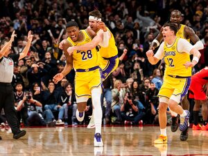 八村塁、歴史に残る衝撃ブザービーター「ルイは計算できるシューターに成長した」レイカーズ名物記者も絶賛…ただトレードの噂が再燃なぜ?