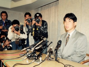 1995年1月9日、近鉄を任意引退し、退団することを発表する野茂英雄（当時26歳）。前年の推定年俸は1億4000万円だった