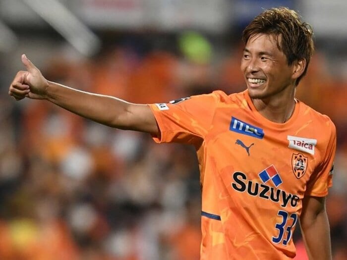 乾貴士34歳がマリノス時代の師・水沼貴史と語る“サッカーのウマくなり方”「ホアキンの方が余裕で速いですよ」「今の乾は“円熟味”が」<Number Web> photograph by Masashi Hara/Getty Images