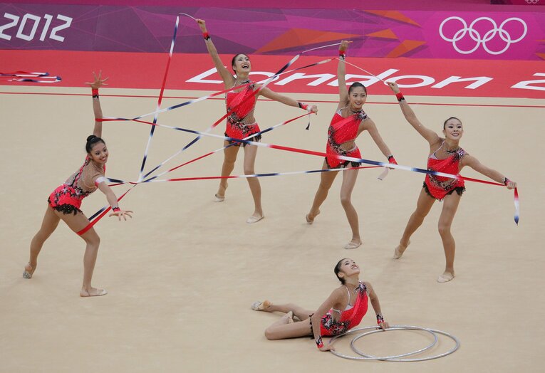 新体操団体決勝のリボン・フープで演技する日本代表チーム。左がサイード横田さん、後列右から2人めは畠山愛理さん　©JIJI PRESS