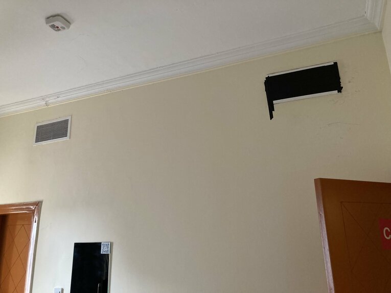 黒テープによるクーラーの封じ込め作戦（右上）は成功。取材班は四六時中、暑さだけでなく寒さとも戦う　©Yoshiaki Matsumoto