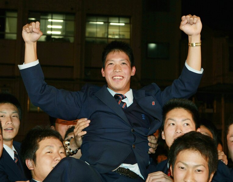 ヤクルトから1位指名を受けてガッツポーズする履正社・山田哲人　©JIJI PRESS