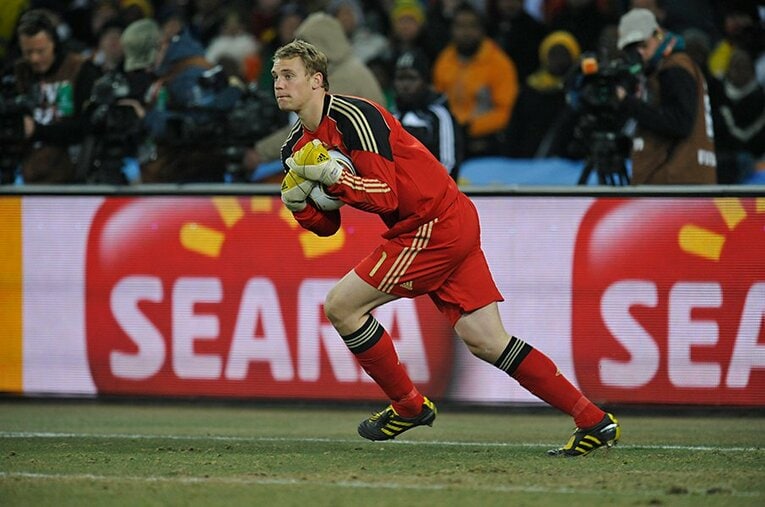 2010年W杯時のノイアー。あの驚異的な守備範囲と反応、フィード力。彼がGKの概念を変えたと言って過言ではない ／ photograph by Takuya Sugiyama/JMPA