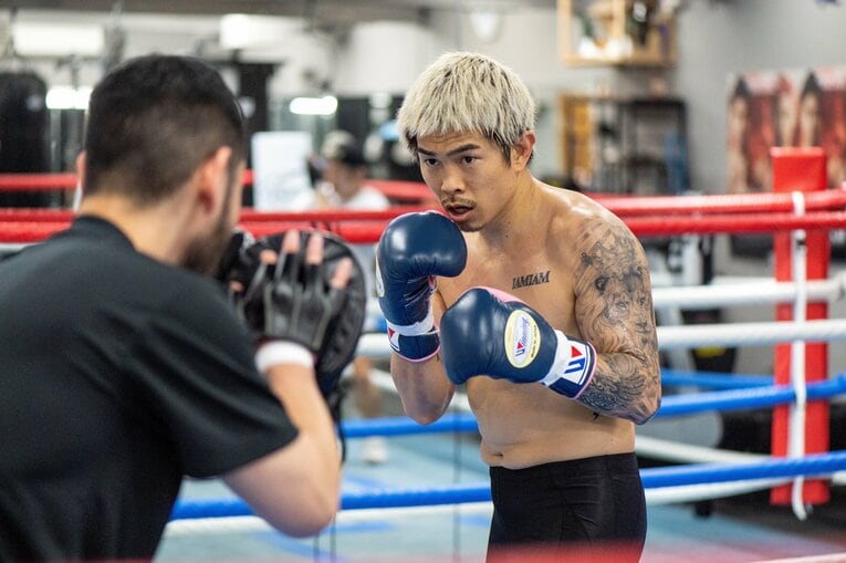 井岡一翔のミット打ち　©Takashi Shimizu