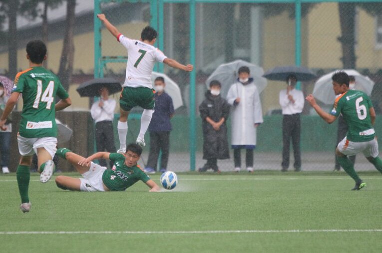 セカンドも負けじとカウンターで応戦 ／ photograph by Takahito Ando