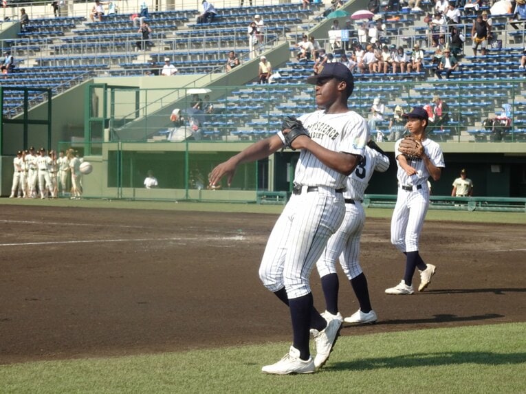 「投手としてもMAX145キロを誇る」エミールの現地写真　©Yuji Yanagawa