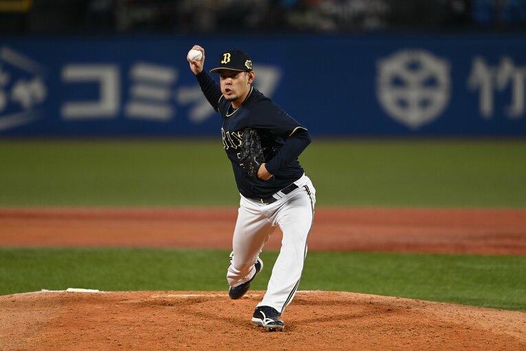 第7戦の8回、追い上げムードのヤクルトをピシャリと抑え最終回につないだオリックス比嘉　©Naoya Sanuki