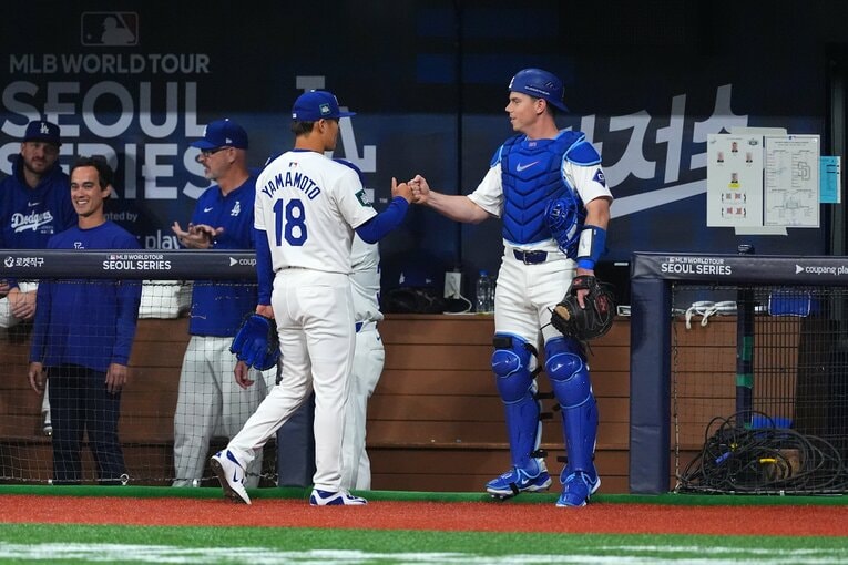 開幕第2戦で先発した山本由伸とグータッチをかわす捕手のウィル・スミス　©︎Getty Images